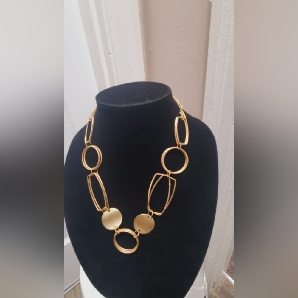 Gold Tone Oval And Rectangle Large Shaped Linked Necklace. 🌴